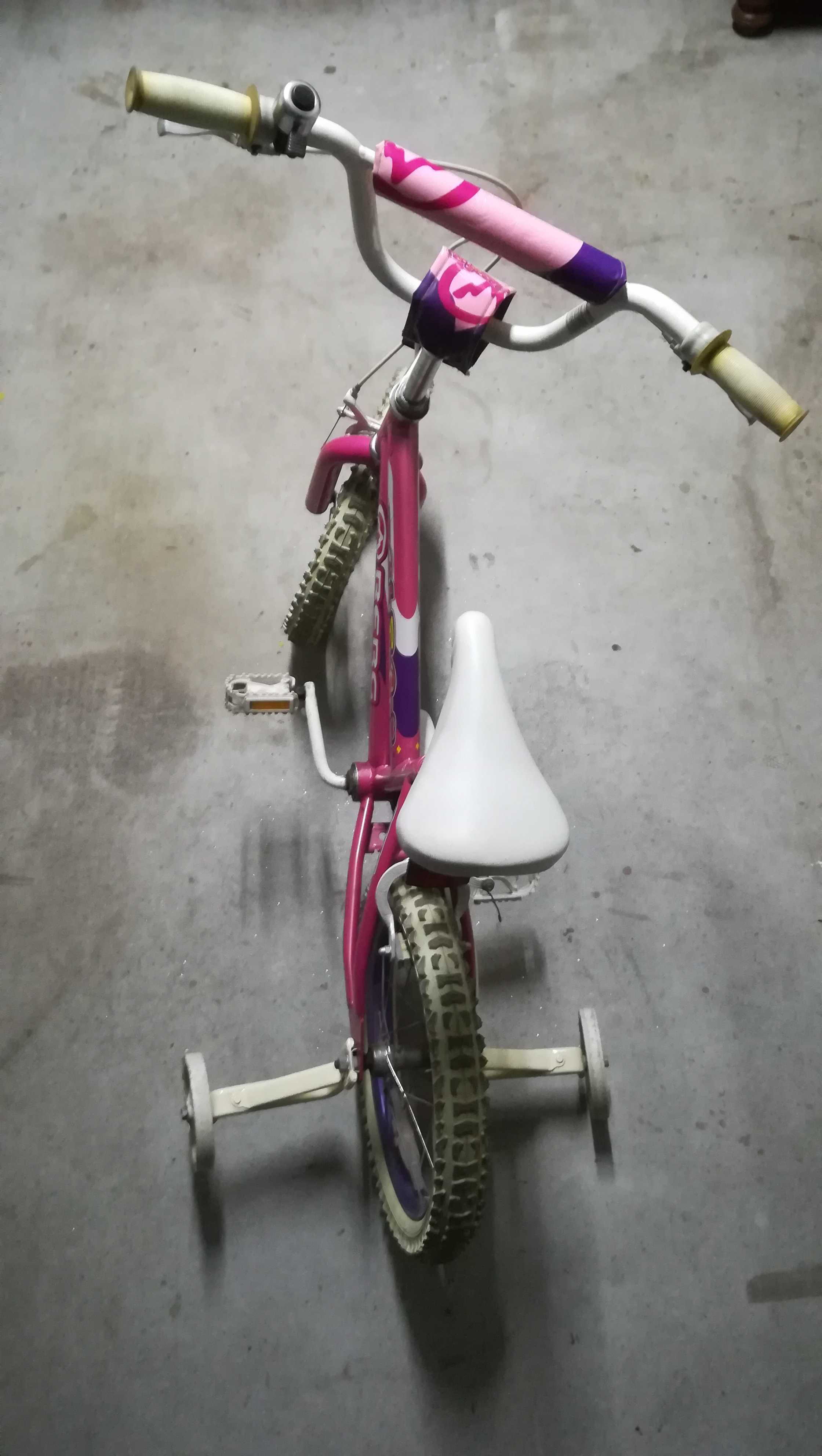 Bicicleta de criança cor de rosa