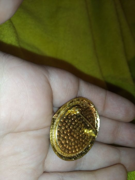 Брошь каменная винтаж СССР ГДР женщина в раме бордовая камень