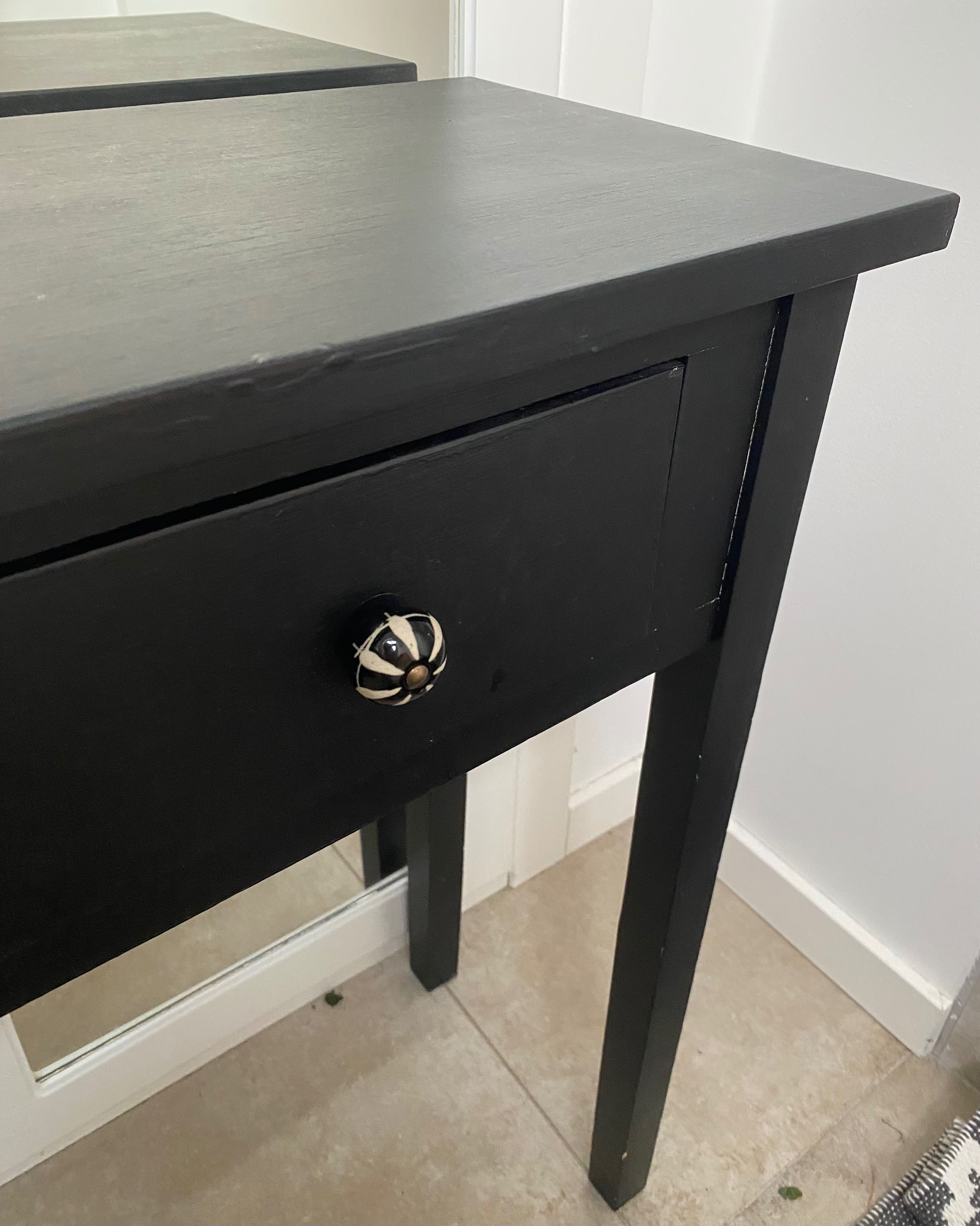 Mesa consola preta com duas gavetas