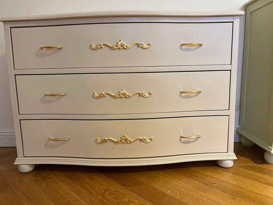 Gięta komoda ze złoceniami
