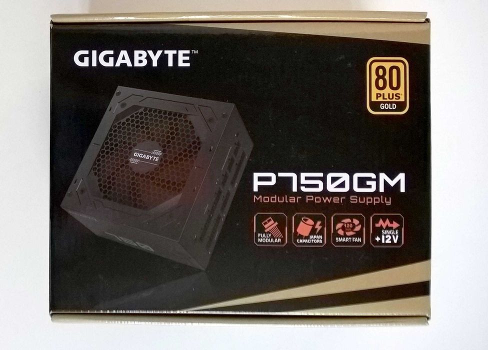 Puste pudełka po podzespołach komputerowych