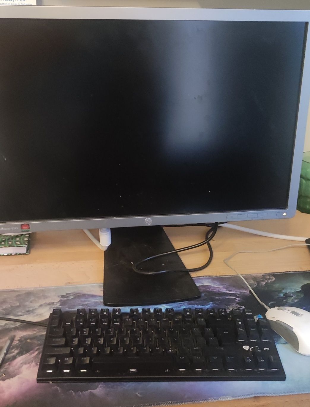 Monitor HP z kablami stan jak nowy. 24 cale,.tylko 8ms opóźnienia,60Hz