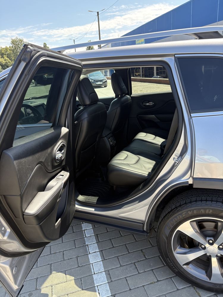 Jeep Cherokee Limited 3,2 2019 року