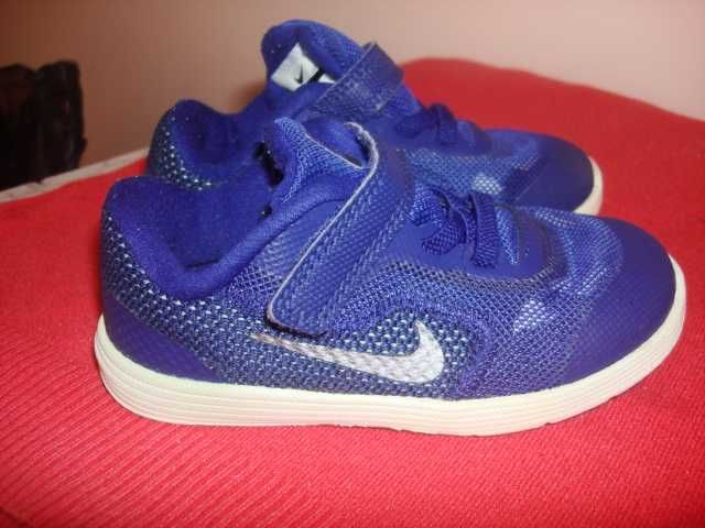 Кроссовки Nike Revolution 3