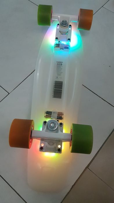 Skate Cruiser Hudora Retro Rainglow 22" como novo. Dá para adultos até