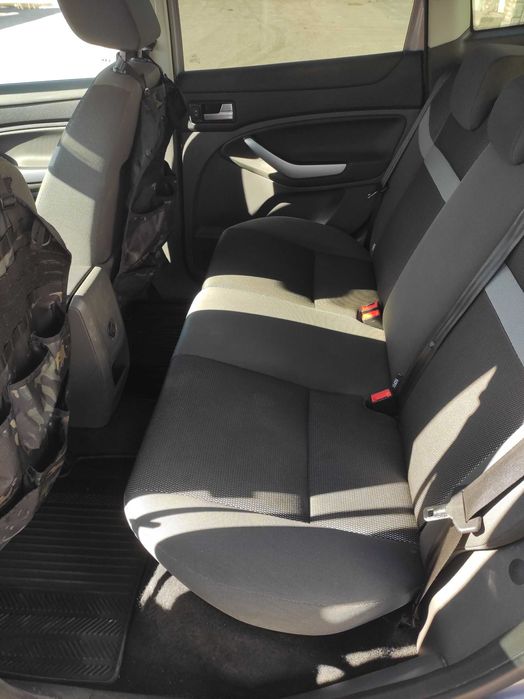 автомобіль Ford kuga 1