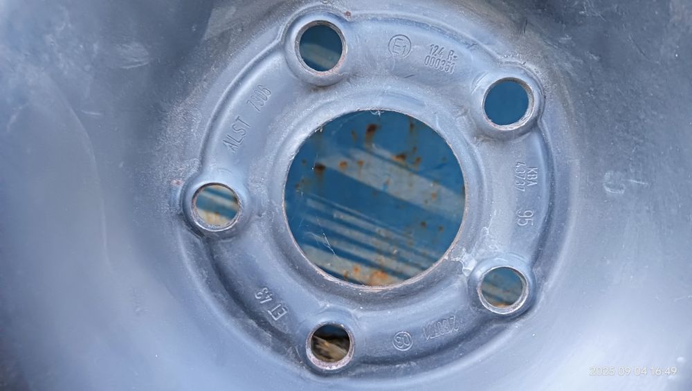 Зимняя резина hankook с дисками 15 дюймов.
