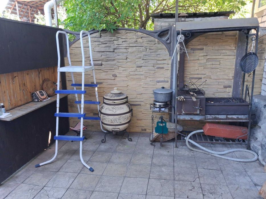 Будинок з ремонтом та басейном у Крюкові