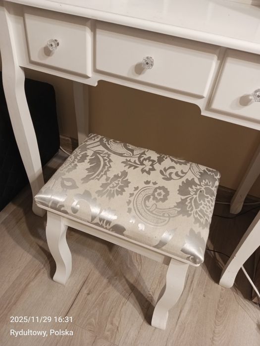 Toaletka biała z światłem