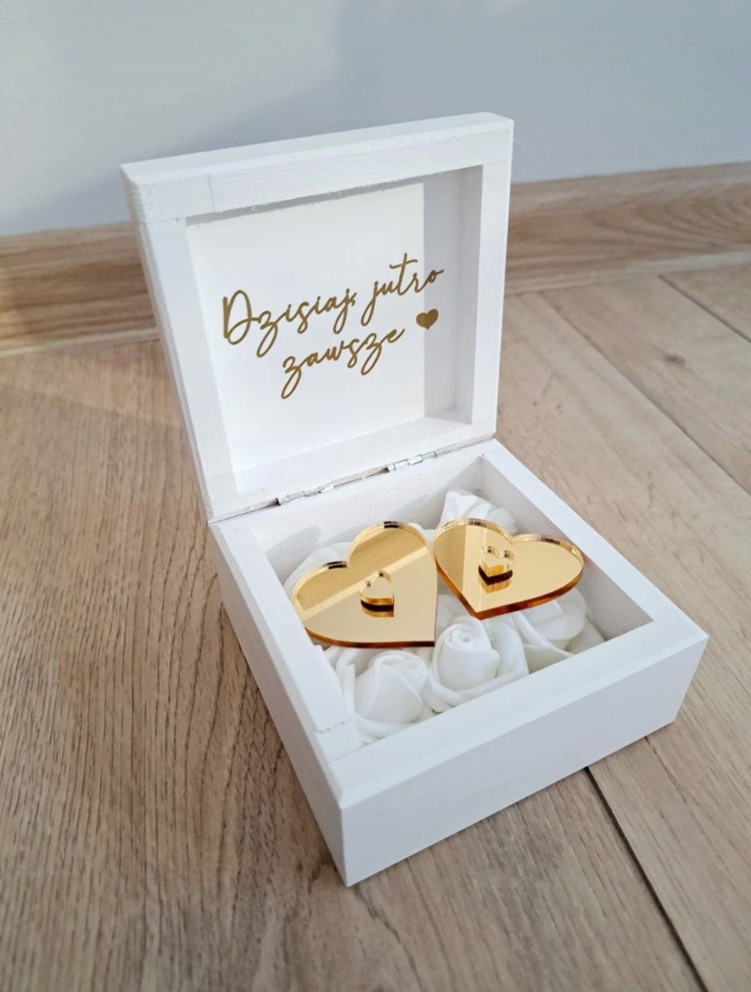 Białe pudełko na obrączki Złote napisy lustrzane złote pleksi serca