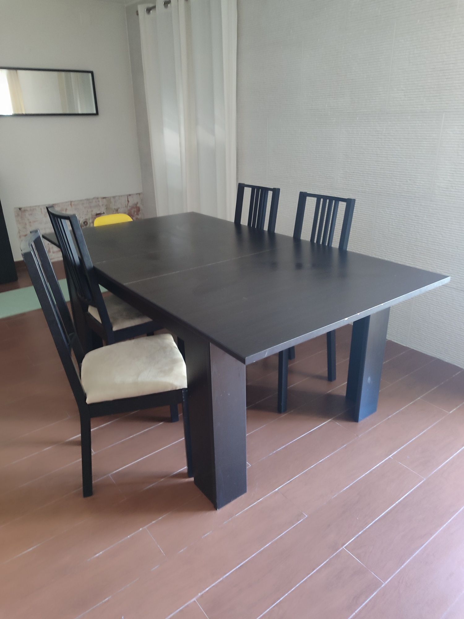 Mesa e 4 cadeiras