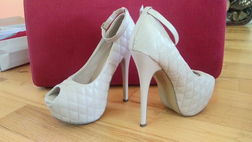 Buty pikowane na obcasie BAI WEI