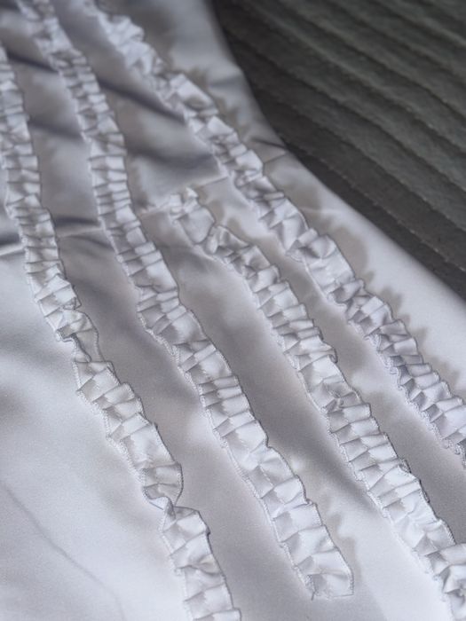 Біла святкова сукня з рюшами