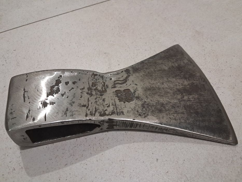 Stara sygnowana kłuta siekiera duża.