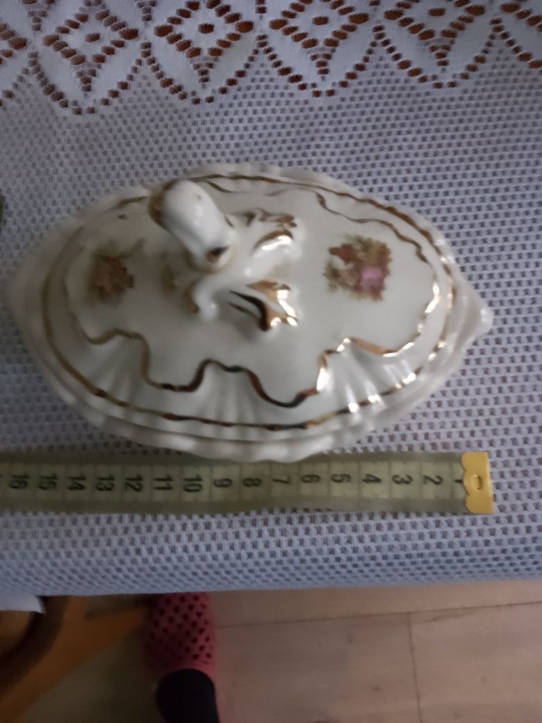 Śliczna bombonierka z porcelany.