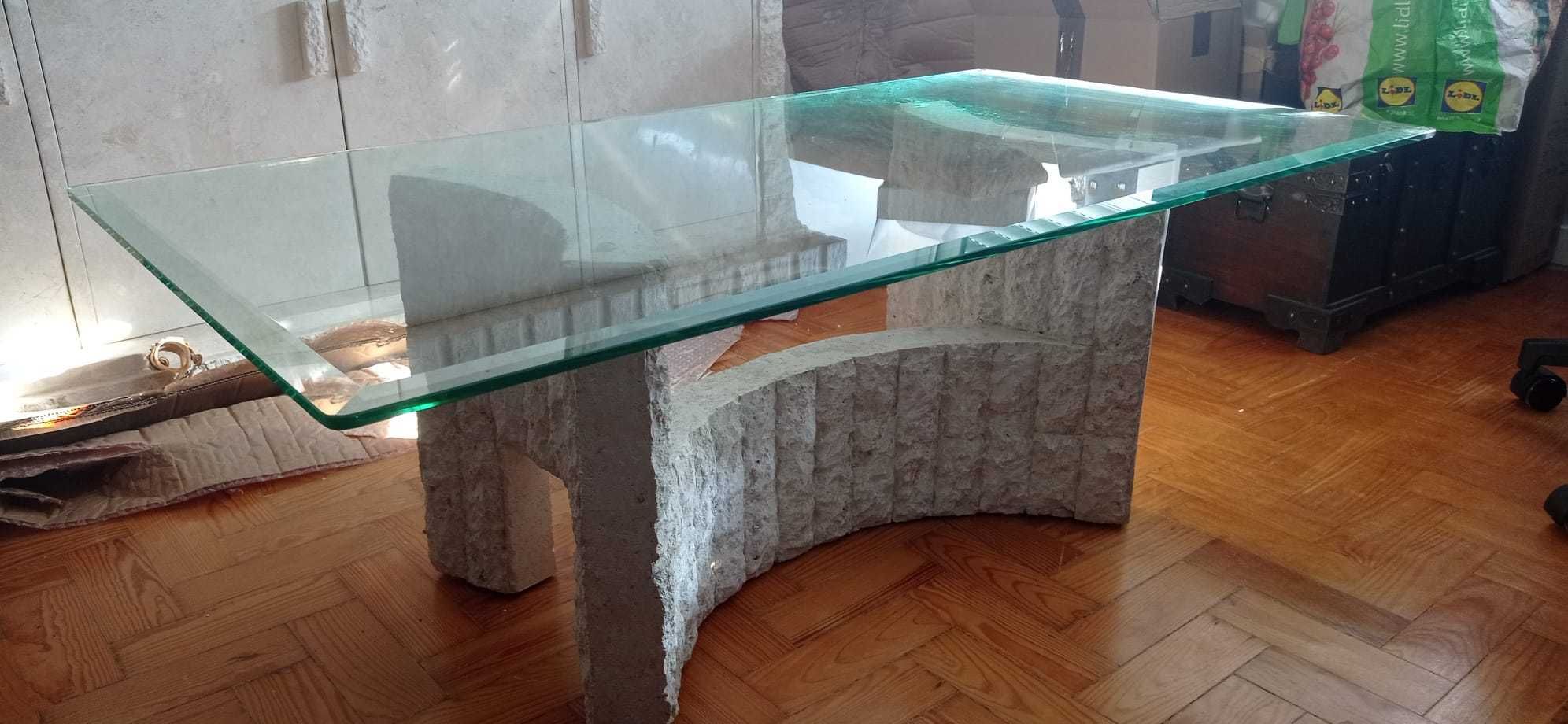 Mesa de centro com base de pedra e tampo de vidro