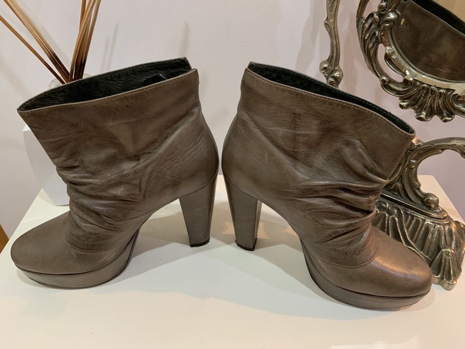 Botins camel em pele