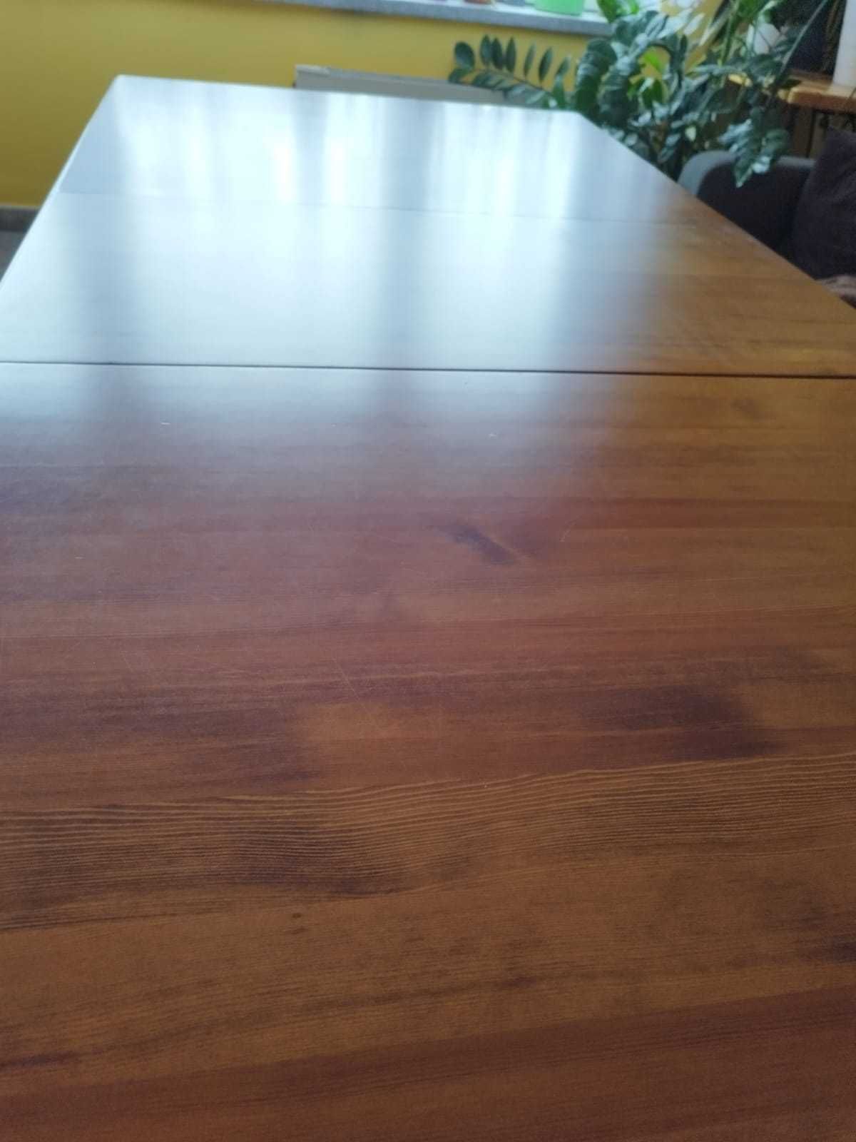 Solidny stół z litego drewna z krzesłami