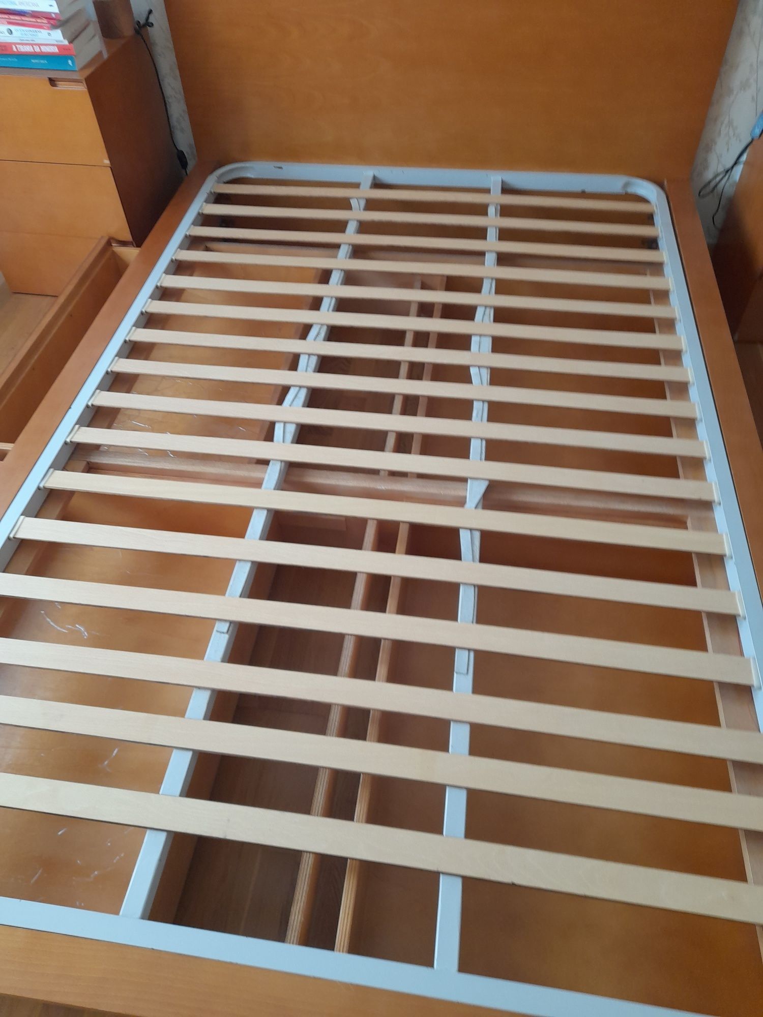 Cama com 220 cm de comprimento com colchão
