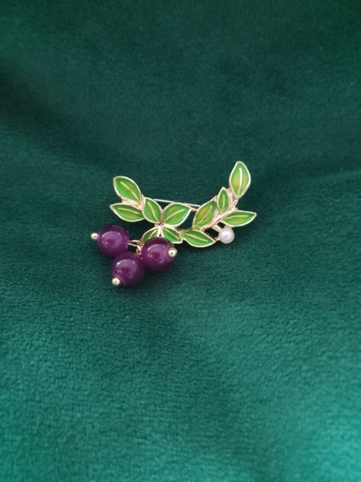 Broszka gałązka owoce jagody