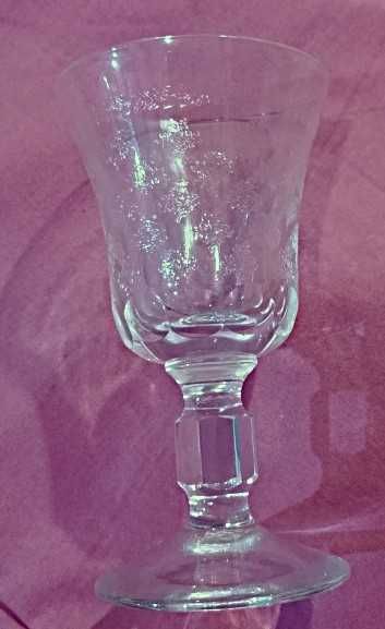 Copos em vidro cinzelado de vinho do Porto