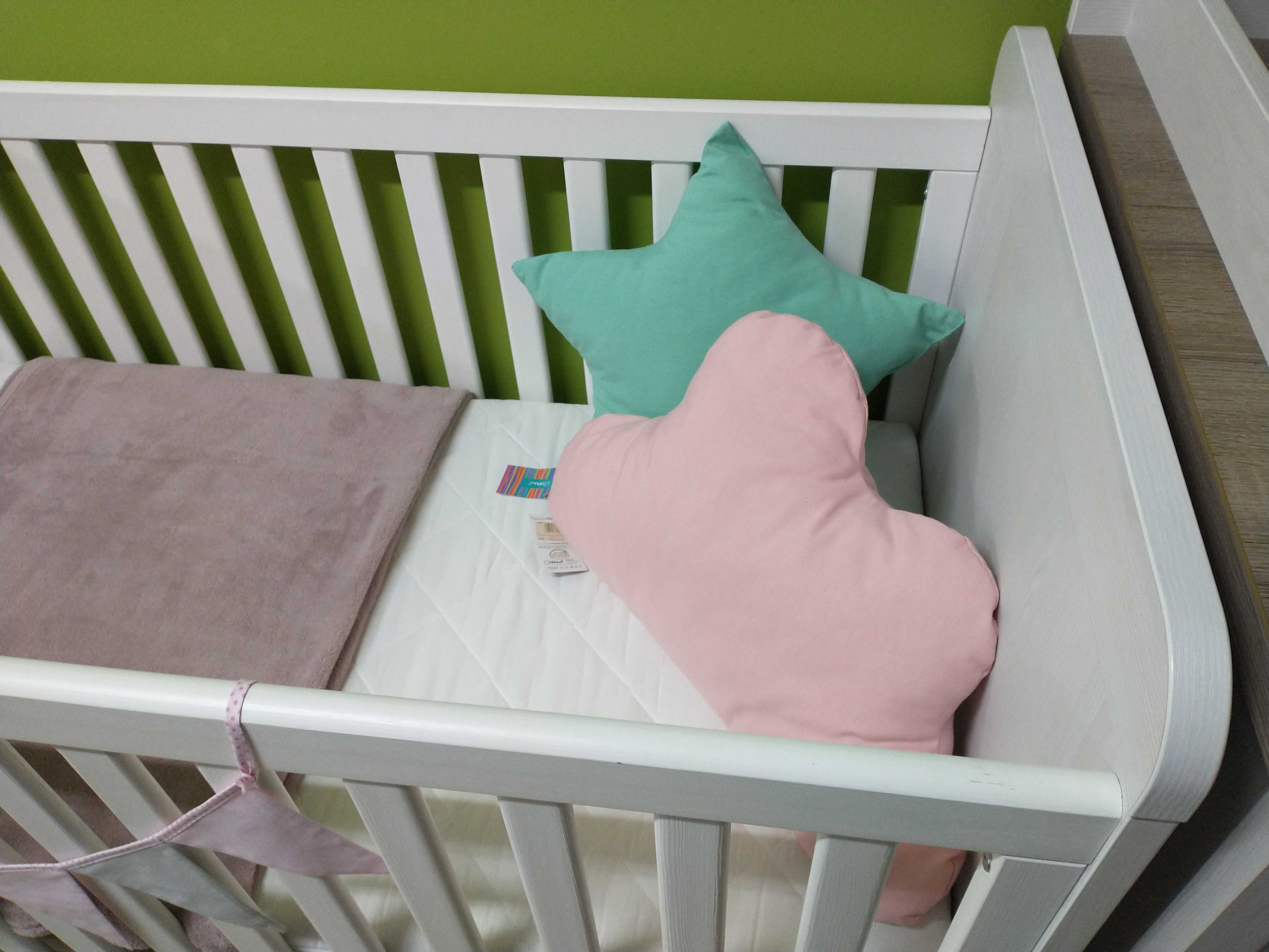 łóżeczko dziecięce z materacem