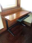 Mesa de madeira com forte estrutura de aço.