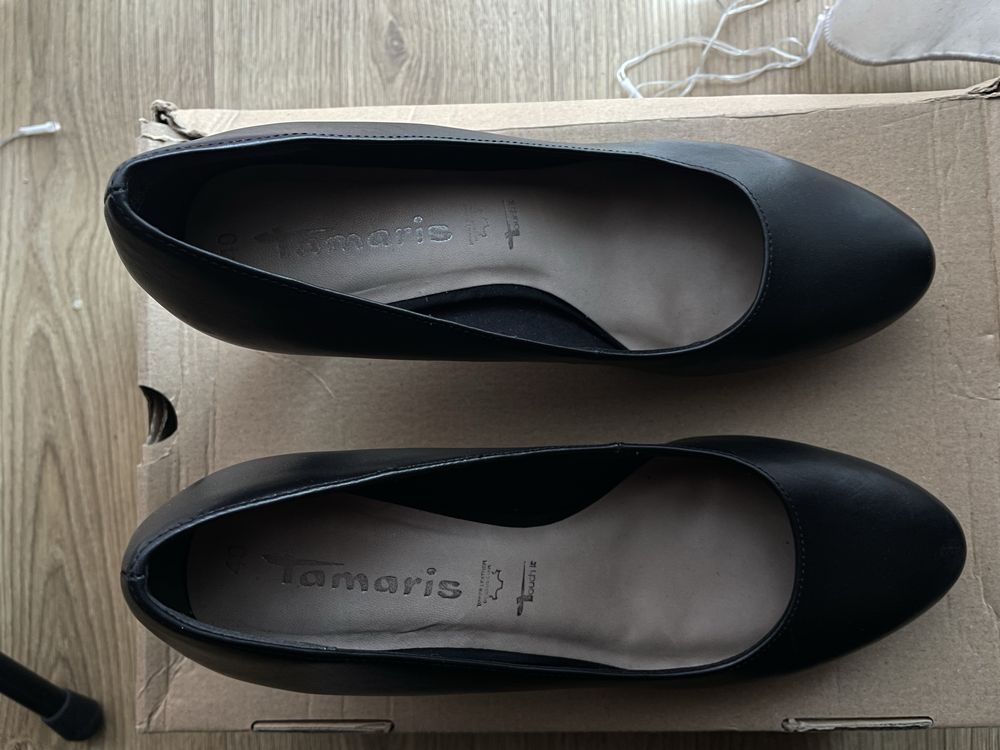 Czarne buty skórzane na obcasie