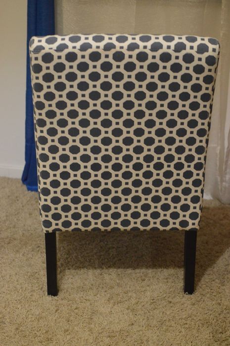 Cadeirão em tecido com estampado azul e branco