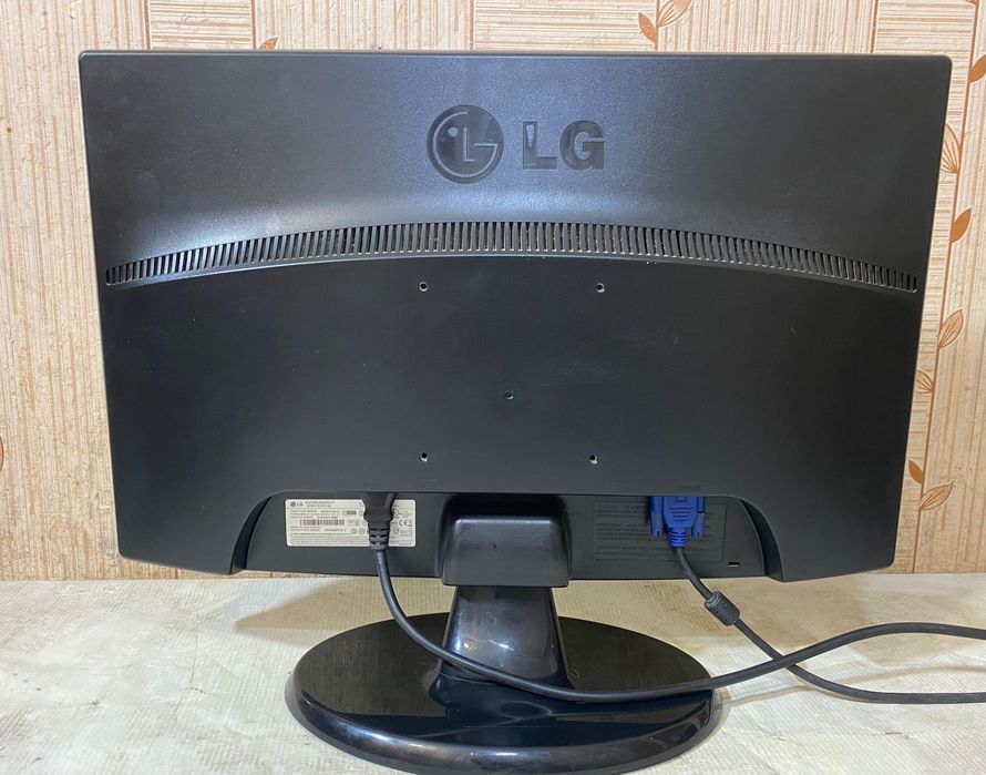 Монітор 22" → LG W2243S | 1920 x 1080 FULL HD | VGA