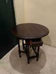 mesa de apoio mogno de abas com duas gavetas