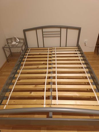 Łóżko metalowe w kolorze srebrnym z wygodnym materacem, 140 x 200 cm.