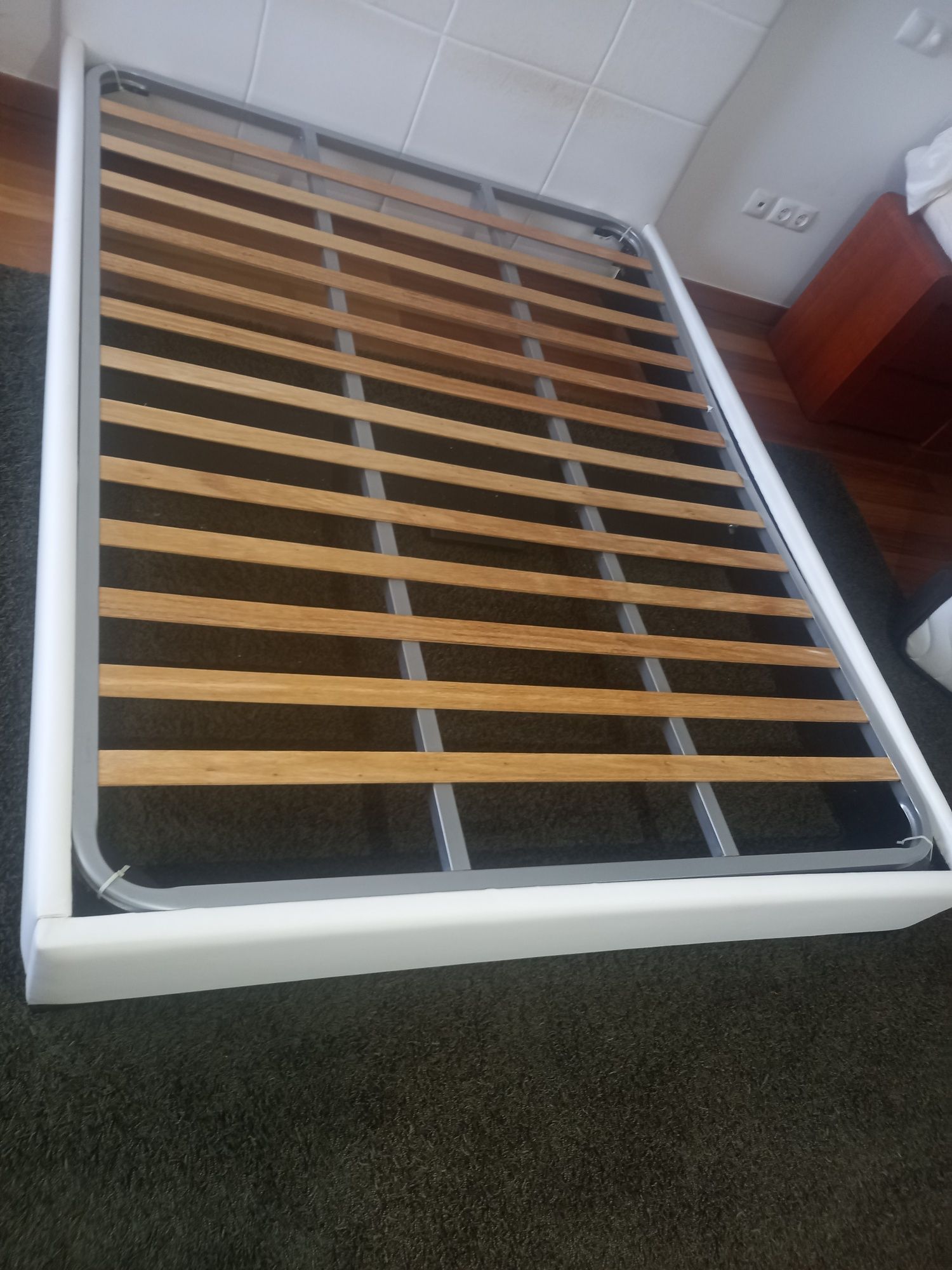 Cama de casal em pele sintética