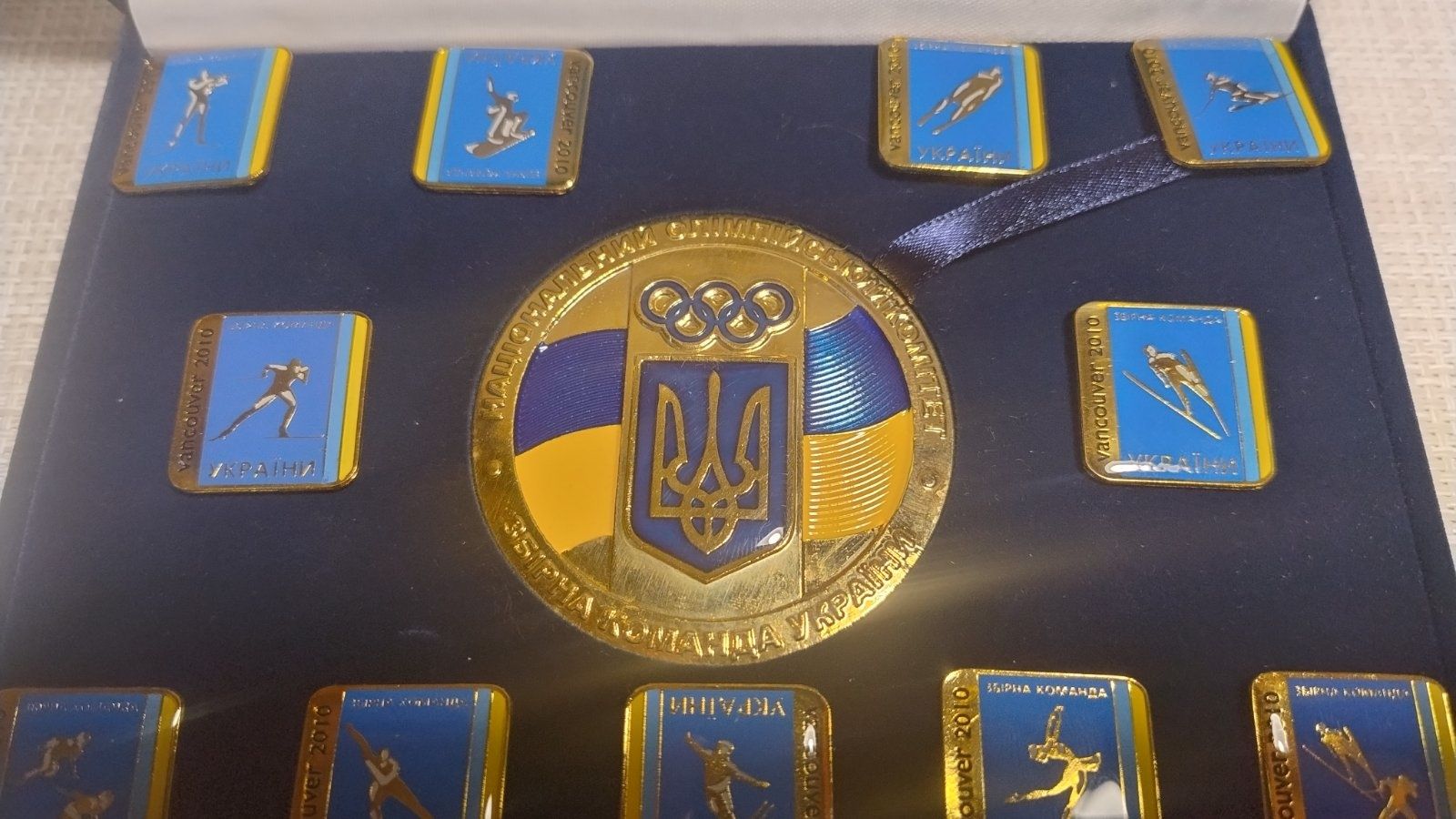 Набор значков и медаль. Зимние Олимпийские игры в Ванкувере 2010