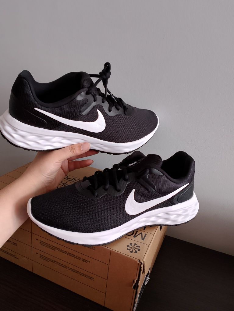 Nowe adiasy Nike Męskie Buty Sportowe Nike Revolution 44