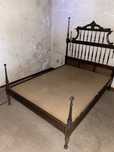 Cama de casal de madeira