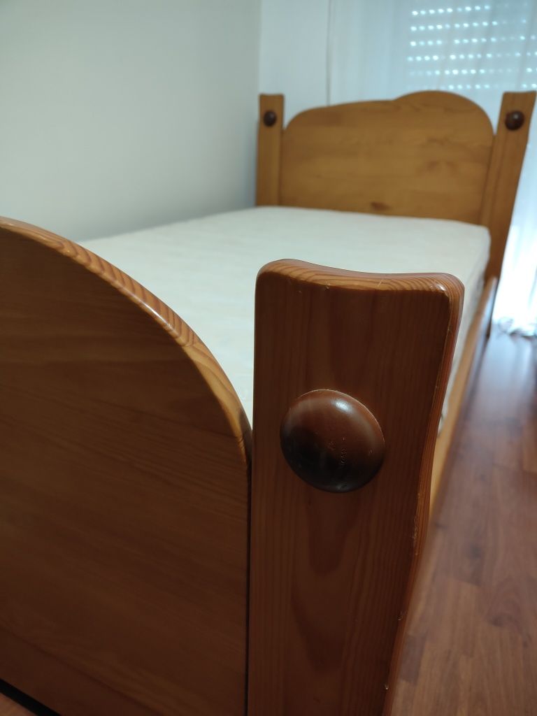 Mobília de quarto em madeira maciça