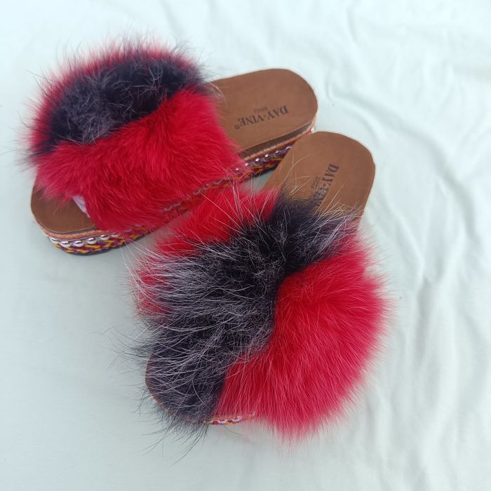 Klapki damskie obszyte naturalnym futrem jenota