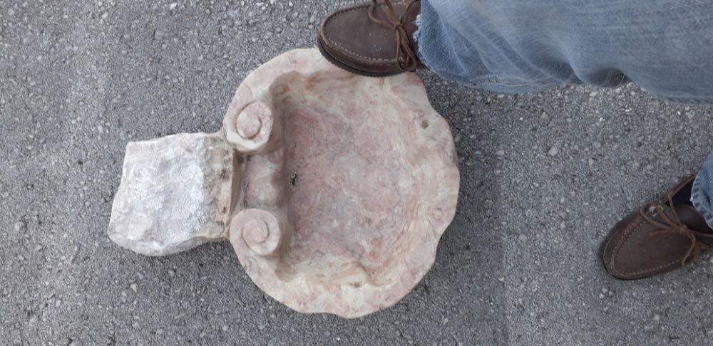 Pia de água benta em forma de concha sec XIX em pedra Lioz.