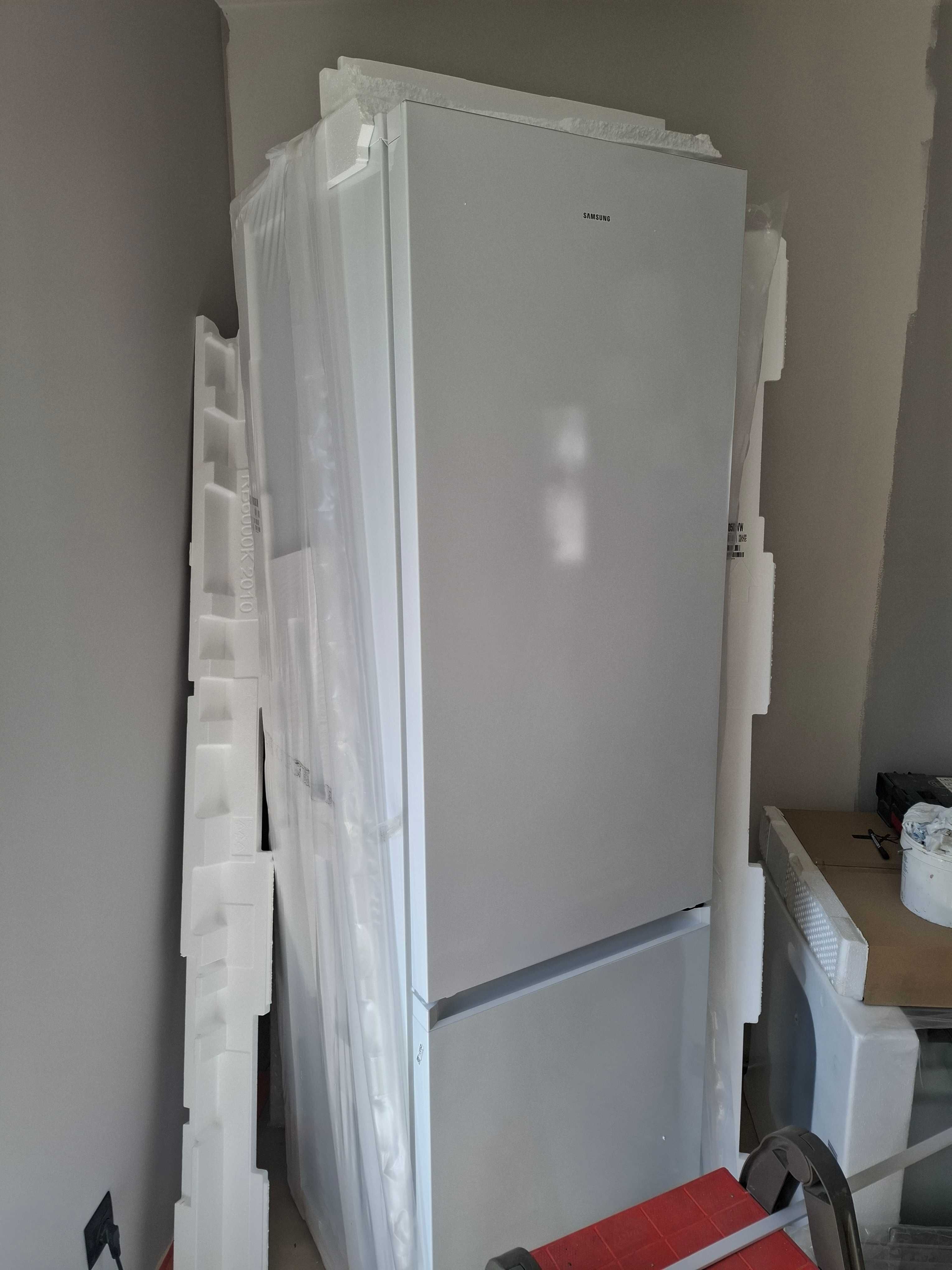 Sprzedam nową lodówkę Samsung RB38C605CWW.