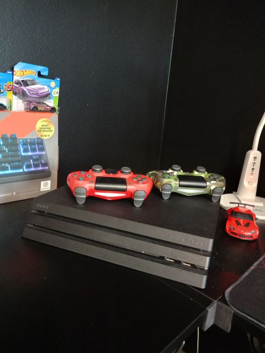 PlayStation 4 pro z padami