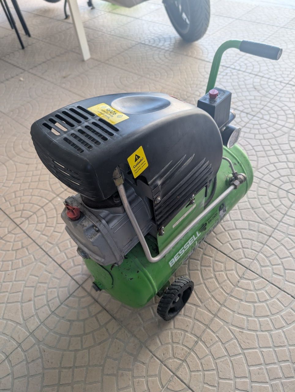 Compressor 25 l Bessell em excelente estado de funcionamento