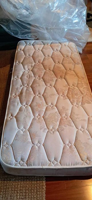 Cama solteiro + colchão ortopédico (pouco uso)