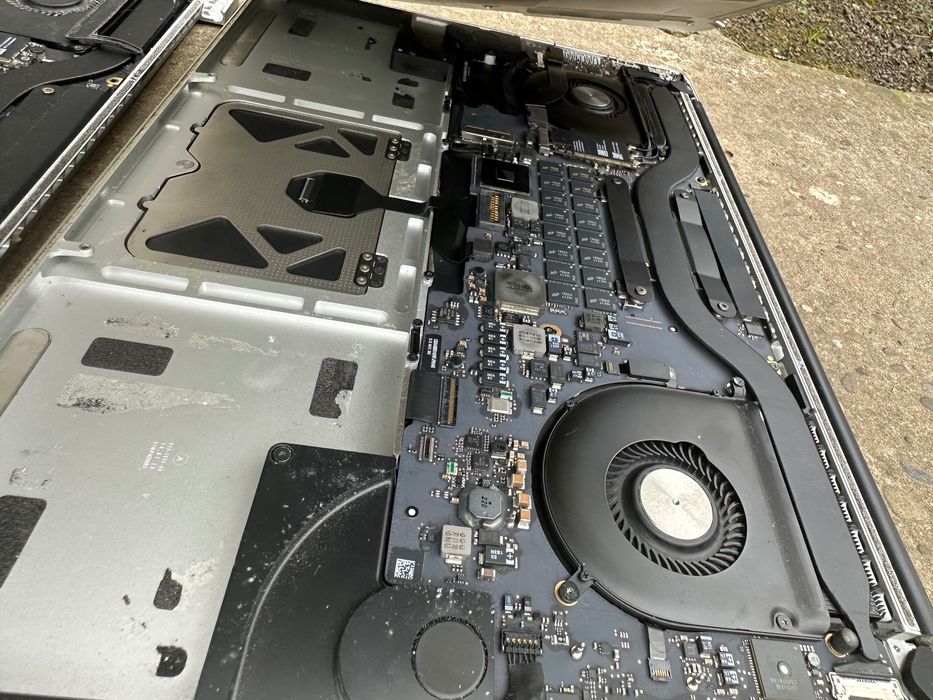 продам 2 макбука на запчастини А1398