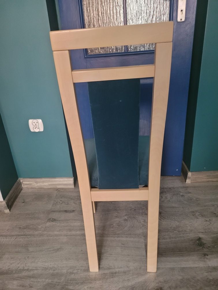 6 krzeseł do stolu.
