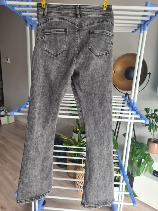 Jasnoszare jeansy marki Colorful Premium. Rozmiar M.