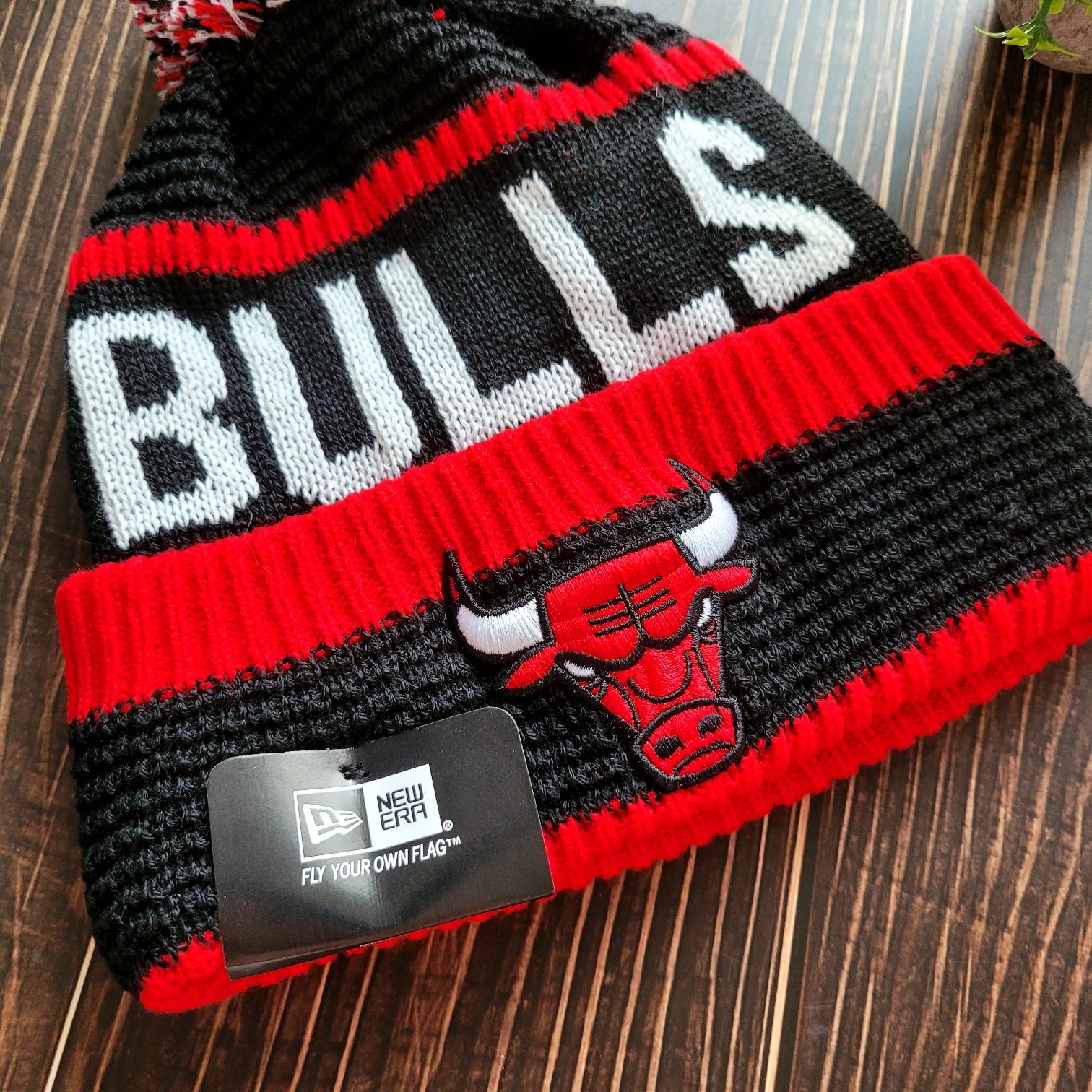 Czapka zimowa z pomponem New Era Chicago Bulls. Stylowa czapka zimowa