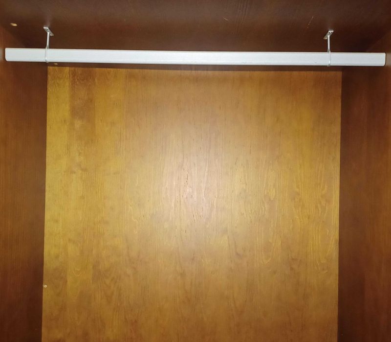 Roupeiro em madeira maciça