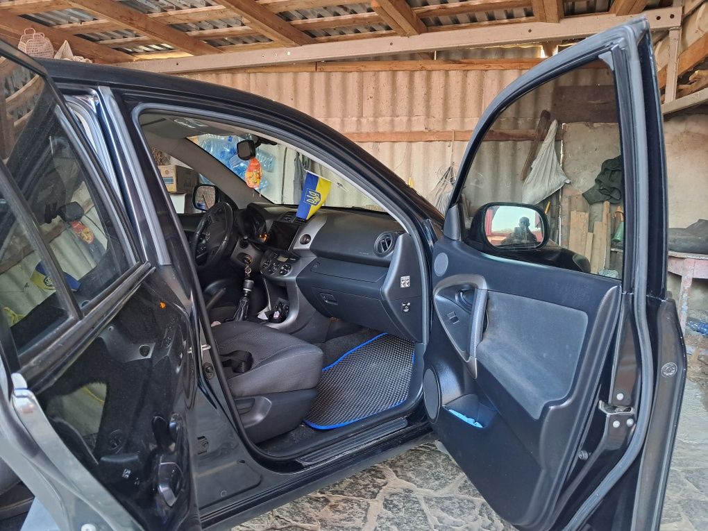 Авто RAV4 Toyota