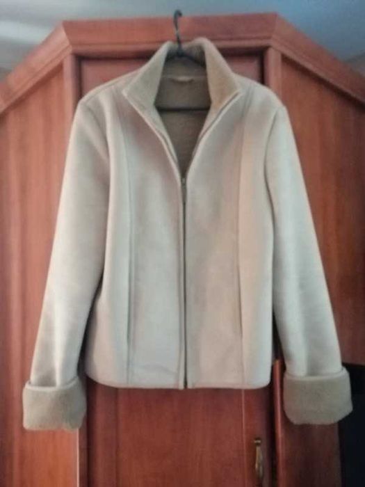 Next-prosty krótki beżowy kożuch damski ze stójką i na suwak 40 L\164